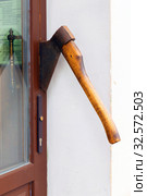 Robbery shop with the help of breaking the door with an ax. Стоковое фото, фотограф Акиньшин Владимир / Фотобанк Лори