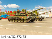 Russia, Samara, May 2017: the military modified main battle tank T-72B3M on Kuybyshev Square on Victory Day on a spring sunny day. Редакционное фото, фотограф Акиньшин Владимир / Фотобанк Лори