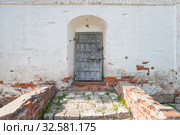 Полуразрушенное кирпичное крыльцо на входе в старинное здание. Стоковое фото, фотограф Владимир Чинин / Фотобанк Лори