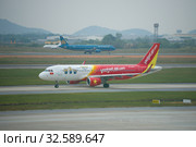 Самолет Airbus A320-200 (VN-A650) авиакомпании VietJetAir на рулежной дорожке аэропорта Нойбай. Ханой (2016 год). Редакционное фото, фотограф Виктор Карасев / Фотобанк Лори