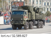 Российский новый самоходный зенитный ракетно-пушечный комплекс (ЗРПК) "Панцирь-СМ" SA-22 Greyhound едет после парада в честь Дня Победы по Новому Арбату в Москве, вид спереди (2018 год). Редакционное фото, фотограф Малышев Андрей / Фотобанк Лори
