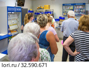 Очередь ожидающих в отделении "Почты России" (2019 год). Редакционное фото, фотограф Вячеслав Палес / Фотобанк Лори