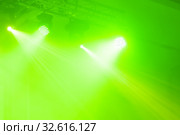 Яркие огни софитов и прожекторов в ночном клубе. Стоковое фото, фотограф Евгений Ткачёв / Фотобанк Лори