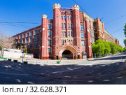 Электрозавод - старое промышленное здание, построенное в псевдоготическом стиле. Москва, Электрозаводская улица, 21. (2019 год). Редакционное фото, фотограф Сергей Рыбин / Фотобанк Лори