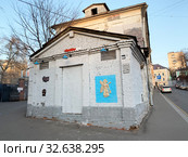 Одноэтажная пристройка к дому 7-9 в Хохловском переулке, Москва. Памятный барельеф (Нисрох) в честь визита в Московский Государственный архив Министерства иностранных дел ассирийской делегации 13 апреля 1871 года (2019 год). Редакционное фото, фотограф Овчинникова Ирина / Фотобанк Лори