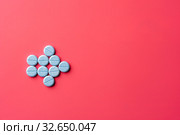 Close-up of bkue pills lie on a pink surface. Стоковое фото, фотограф Pavel Biryukov / Фотобанк Лори