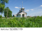 Красивая деревянная церковь со шпилем среди зеленого луга. Часовня Воздвижения Креста Господня в деревне Слобода. Россия, Архангельская область, Каргополье (2014 год). Стоковое фото, фотограф Яковлев Сергей / Фотобанк Лори