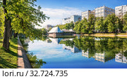 Москва. Отражения в пруду. Mirror water of Chistye Prudy and clear reflections (2019 год). Стоковое фото, фотограф Baturina Yuliya / Фотобанк Лори