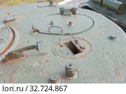 Американский старый средний танк М4А2 "Шерман" в Тульском парке "Патриот", вид на люк танкиста заряжающего и смотровой прибор сверху (2019 год). Редакционное фото, фотограф Малышев Андрей / Фотобанк Лори