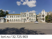 Дом в стиле раннего модерна на проспекте Ленина, 2 - здание администрации Евпатории. Архитектор - А.Л. Генрих, 1908 год (2019 год). Редакционное фото, фотограф Наталья Гармашева / Фотобанк Лори