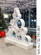 Unusual Christmas tree with toys. Стоковое фото, фотограф Евгений Ткачёв / Фотобанк Лори