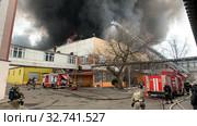 Пожарная команда тушит пожар с пожарной лестницы (2019 год). Редакционное фото, фотограф Кузнецов Максим / Фотобанк Лори