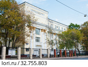 Здание Российской академии музыки имени Гнесиных. Летний день. Москва (2019 год). Редакционное фото, фотограф E. O. / Фотобанк Лори