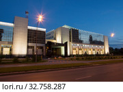 Сургут ночью. Здание компании "Тюменьэнерго". Surgut at night. View of the Tyumenenergo building. (2014 год). Редакционное фото, фотограф Евгений Романов / Фотобанк Лори