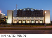 Сургут ночью. Здание компании "Тюменьэнерго". Surgut at night. View of the Tyumenenergo building. (2014 год). Редакционное фото, фотограф Евгений Романов / Фотобанк Лори