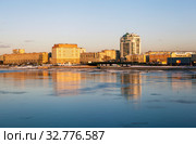 Свердловская набережная, Малоохтинский мост, гостиница "Охтинская". Санкт-Петербург (2019 год). Редакционное фото, фотограф Сергей Афанасьев / Фотобанк Лори