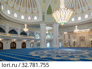 White mosque. Интерьер мечети «Гордость мусульман» имени пророка Мухаммеда в Шали из белого мрамора. Чеченская Республика. Стоковое фото, фотограф Jon Maldini / Фотобанк Лори