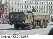 Российская самоходная пусковая установка 9П78-1 ракетного комплекса "Искандер" 9К720 (SS-26 Stone) движется после парада в честь Дня Победы по Новому Арбату, Москва, вид сбоку (2018 год). Редакционное фото, фотограф Малышев Андрей / Фотобанк Лори