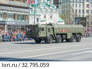 Российская самоходная пусковая установка 9П78-1 ракетного комплекса "Искандер" (SS-26 Stone) движется после парада в честь Дня Победы по Новому Арбату, Москва (2018 год). Редакционное фото, фотограф Малышев Андрей / Фотобанк Лори