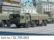 Колонна российская самоходных пусковых установок (СПУ) ракетного комплекса "Искандер" 9К720 (SS-26 Stone) движется после парада в честь Дня Победы по Новому Арбату в Москве (2018 год). Редакционное фото, фотограф Малышев Андрей / Фотобанк Лори