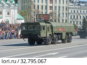 Российская самоходная пусковая установка (СПУ) 9П78-1 ракетного комплекса "Искандер" 9К720 (SS-26 Stone) движется после парада в честь Дня Победы по Новому Арбату в Москве, вид спереди (2018 год). Редакционное фото, фотограф Малышев Андрей / Фотобанк Лори