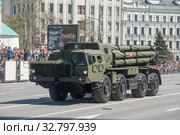 Российская пусковая установка системы залпового огня «Смерч-М» 9К58 на шасси МАЗ-543М движется после парада в честь Дня Победы по Новому Арбату в Москве, вид спереди (2018 год). Редакционное фото, фотограф Малышев Андрей / Фотобанк Лори