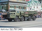 Российская пусковая установка системы залпового огня «Смерч-М» на шасси МАЗ-543М движется после парада в честь Дня Победы по Новому Арбату, Москва (2018 год). Редакционное фото, фотограф Малышев Андрей / Фотобанк Лори