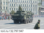 Российская пусковая установка системы залпового огня «Смерч-М» 9К58 на шасси МАЗ-543М движется после парада в честь Дня Победы по Новому Арбату, Москва, вид спереди (2018 год). Редакционное фото, фотограф Малышев Андрей / Фотобанк Лори