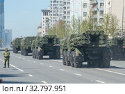 Колонна российских пусковых установок системы залпового огня «Смерч-М» 9К58 на шасси МАЗ-543М движется после парада в честь Дня Победы по Новому Арбату в Москве (2018 год). Редакционное фото, фотограф Малышев Андрей / Фотобанк Лори
