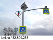 Автономная система импульсной индикации на солнечной панели  и ветряном электрогенераторе. Пешеходный переход. Стоковое фото, фотограф Ирина Борсученко / Фотобанк Лори