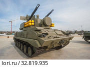 Российский современный пушечно-ракетный комплекс 2К22 «Тунгуска» (SA-19 Grison) в парке "Патриот", вид спереди-справа (2016 год). Редакционное фото, фотограф Малышев Андрей / Фотобанк Лори