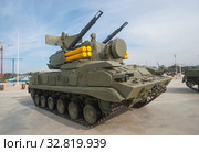 Российский современный пушечно-ракетный комплекс 2К22 «Тунгуска» (SA-19 Grison) в новом парке "Патриот", вид спереди-справа (2016 год). Редакционное фото, фотограф Малышев Андрей / Фотобанк Лори
