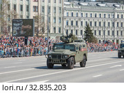 Колонна бронетехники бронеавтомобилей «Тигр-М» АМН 233114 с дистанционно управляемым боевым модулем «Арбалет-ДМ» едет после парада в честь Дня Победы по Новому Арбату в Москве (2018 год). Редакционное фото, фотограф Малышев Андрей / Фотобанк Лори
