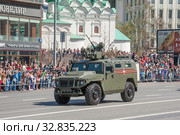 Российский бронеавтомобиль «Тигр-М» АМН 233114 с дистанционно управляемым боевым модулем «Арбалет-ДМ» едет после парада в честь Дня Победы по Новому Арбату в Москве, вид сбоку (2018 год). Редакционное фото, фотограф Малышев Андрей / Фотобанк Лори