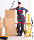 Woman contractor moving boxes in relocation concept. Стоковое фото, фотограф Elnur / Фотобанк Лори