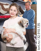 Cheerful preteen girl with havanese pup in pet store. Стоковое фото, фотограф Яков Филимонов / Фотобанк Лори