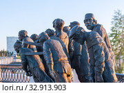 Barge Haulers with Repin Pictures on the Embankment in Samara (2019 год). Редакционное фото, фотограф Дмитрий Тищенко / Фотобанк Лори