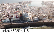 Picturesque aerial view of Spanish port city of Cadiz with medieval Cathedral in sunny spring day (2019 год). Стоковое видео, видеограф Яков Филимонов / Фотобанк Лори