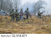Немецкие пехотинцы периода Первой мировой войны на поле боя. Международный военно-исторический фестиваль "Гражданская война в России. Северо-Запад, 1919г" в Гатчине (2015 год). Редакционное фото, фотограф Виктор Карасев / Фотобанк Лори