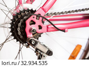 Rear mountain bike cassette on the wheel with chain, pink frame of bicycle, isolated on white background. Стоковое фото, фотограф Кекяляйнен Андрей / Фотобанк Лори
