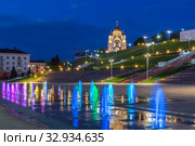 Multi-colored jets of the fountain and St. George Church in Samara (2019 год). Редакционное фото, фотограф Дмитрий Тищенко / Фотобанк Лори