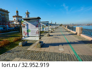 Нижняя набережная реки Ангары и вид на реку Ангару в городе Иркутске и фотовыставка, призывающая усыновить или взять под опеку детей, оставшихся без попечения родителей (2019 год). Редакционное фото, фотограф Юрий Карачев / Фотобанк Лори
