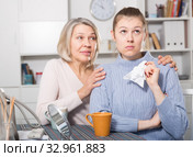 Mature mom apologizes to daughter after quarrel. Стоковое фото, фотограф Яков Филимонов / Фотобанк Лори