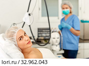 Girl expects plastic surgery in aesthetic cosmetology clinic. Стоковое фото, фотограф Яков Филимонов / Фотобанк Лори