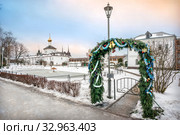 Никольская церковь и ворота St. Nicholas Church of the Tolgsky Monastery (2020 год). Стоковое фото, фотограф Baturina Yuliya / Фотобанк Лори
