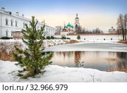 Пруд у Толгского монастыря Pond at the Tolgsky monastery in Yaroslavl (2020 год). Стоковое фото, фотограф Baturina Yuliya / Фотобанк Лори