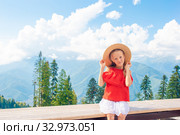 Beautiful happy little girl in mountains in the background of fog. Стоковое фото, фотограф Дмитрий Травников / Фотобанк Лори
