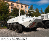 БТР - 60 установленный около здания главного управления МЧС России по Владимирской области. Город Владимир, улица Горького (2019 год). Редакционное фото, фотограф Макаров Алексей / Фотобанк Лори