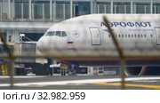 Airplane taxiing before departure (2017 год). Редакционное видео, видеограф Игорь Жоров / Фотобанк Лори