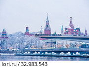 Вид на "Парящий мост" парка «Зарядье», собор Василия Блаженного и Спасскую башню Московского Кремля. Зимняя Москва. Россия (2020 год). Редакционное фото, фотограф E. O. / Фотобанк Лори